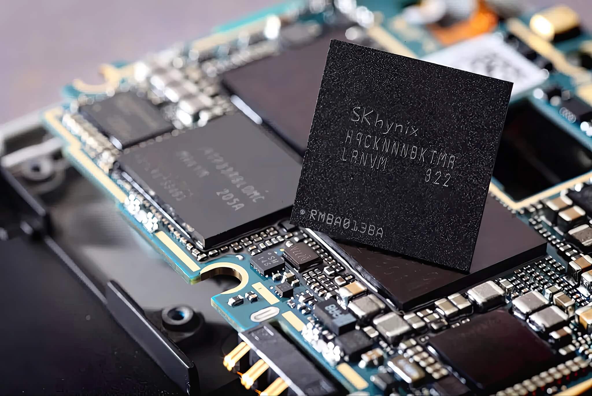 Smartphone và laptop sẽ bị cắt giảm RAM do thiếu hụt chip nhớ