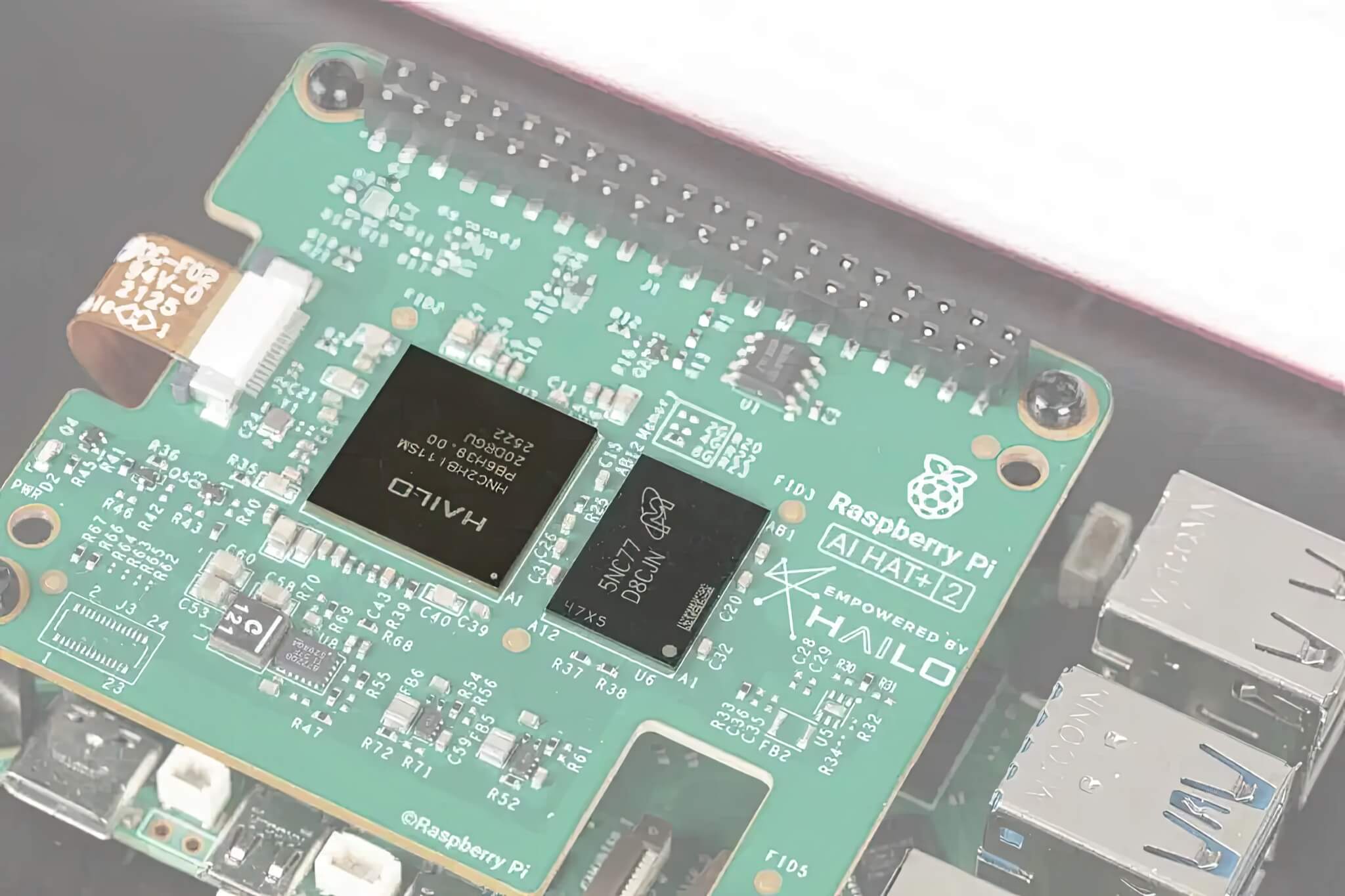 Raspberry Pi AI HAT+ 2 ra mắt - Chip Hailo-10H 40 TOPS, giá 130 USD