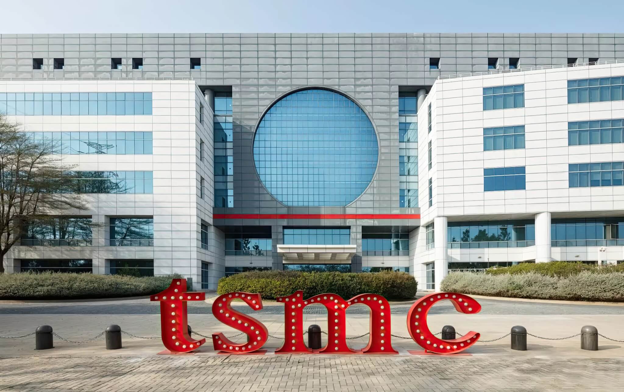 Apple tìm đối tác chip mới - Kết thúc 12 năm độc quyền TSMC?
