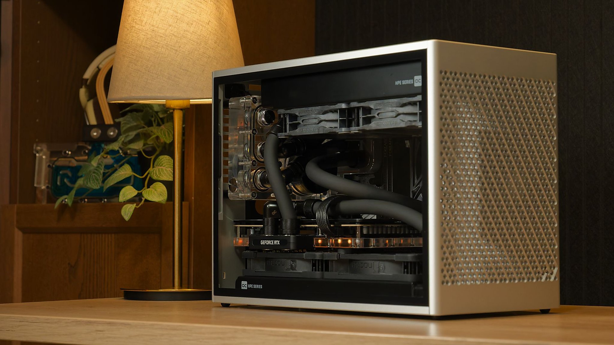 Greyscale ITX PC: bộ máy 19 lít vẫn gánh RTX 5090 bằng custom loop