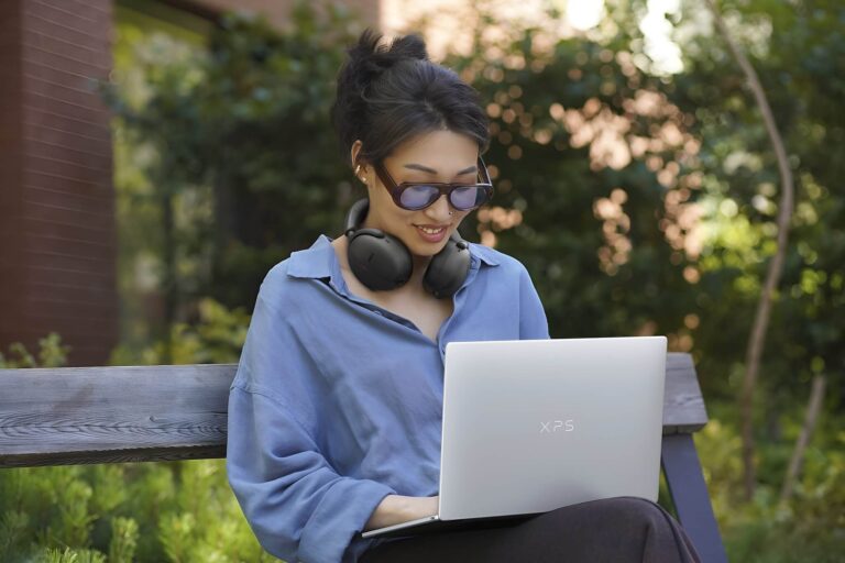 Dell XPS 13 giá 599 USD: nhẹ hơn MacBook Neo, pin 17 giờ, màn 2.5K