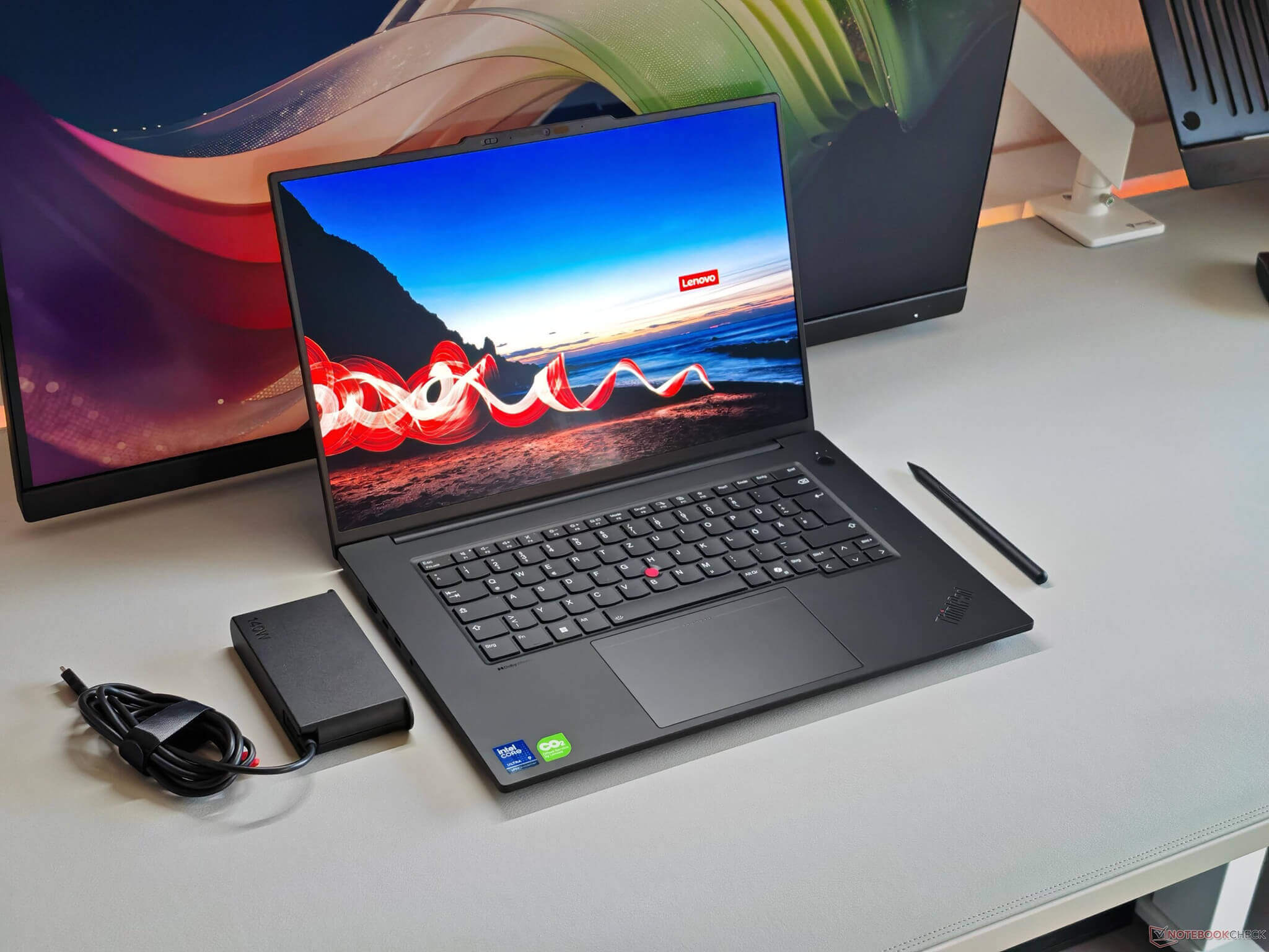 ThinkPad T1g Gen 8 - Thiết kế mỏng nhẹ chuẩn di động, giúp bạn làm việc