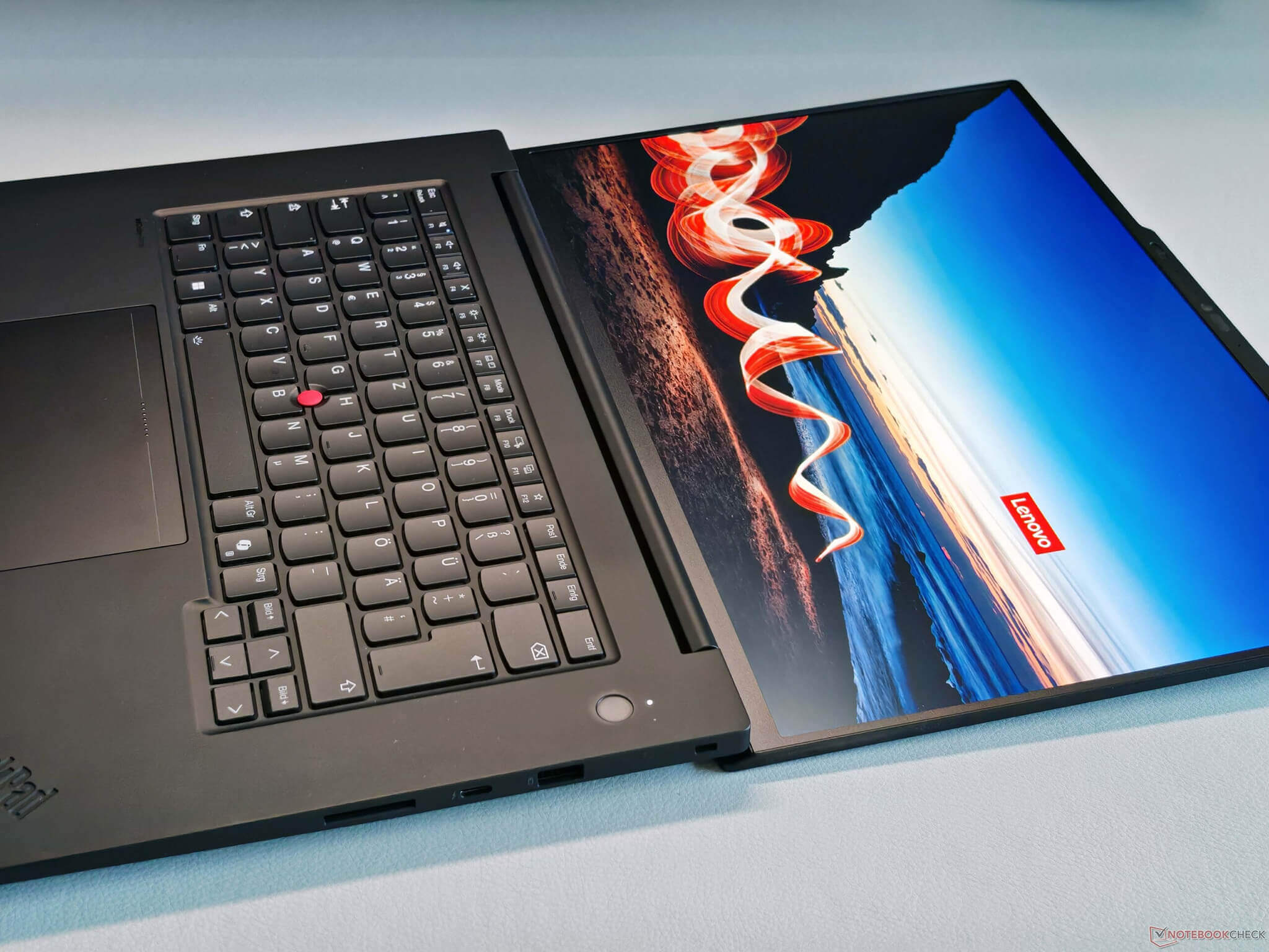 ThinkPad T1g Gen 8 - Màn hình OLED 3.2K sắc nét, hiển thị chuẩn màu cho