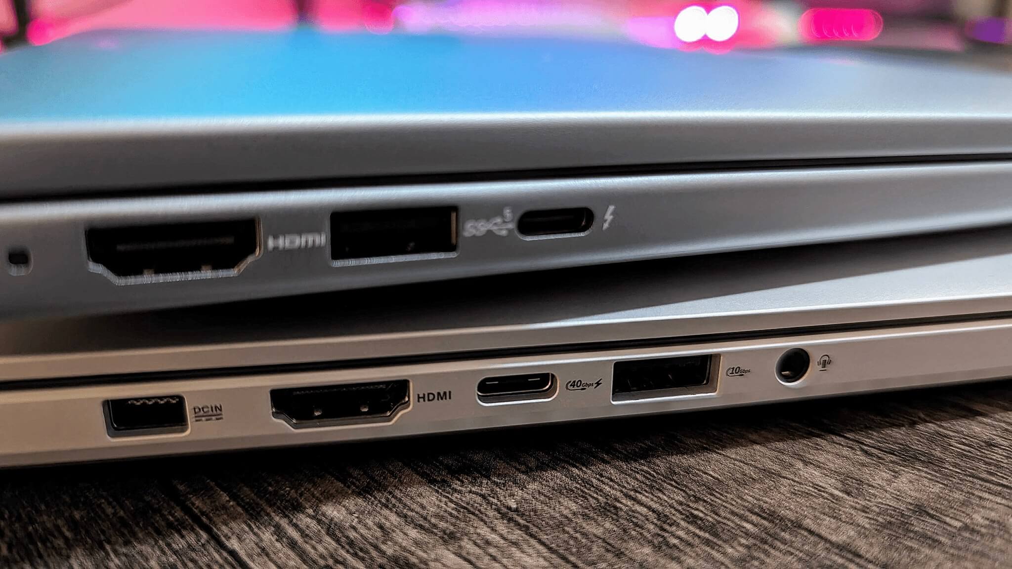 Laptop cắm dock một dây xuất ra hai màn hình 4K đặt trên bàn làm việc
